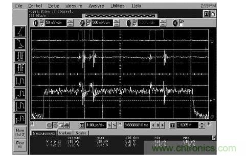 在此示波器照片中，最上面的波形取自JP1(到數(shù)字電位器的數(shù)字碼)，第二個(gè)波形取自JP5(相鄰模擬走線上的噪聲)，最下面的波形取自TP10(16位D/A轉(zhuǎn)換器輸出端的噪聲)。